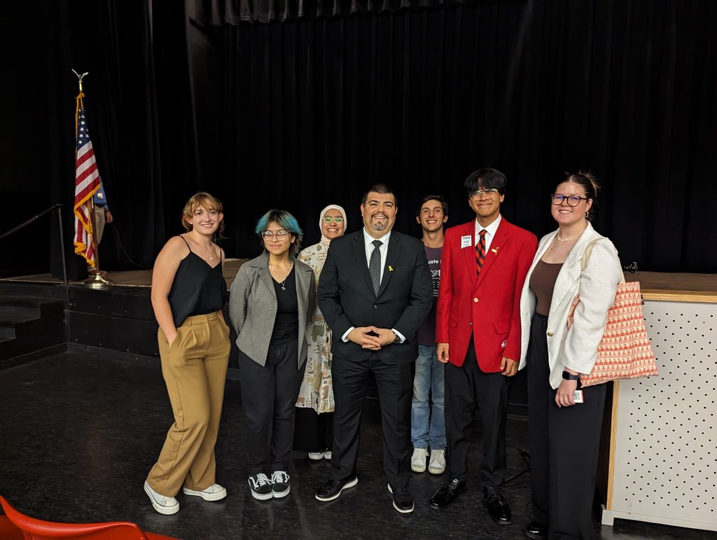 Thank you to the students, families, educators and community members for attending the series of meet-and-greets with Superintendent Ignacio Ruíz. Last night’s meet-&-greet was held at Centennial High, where students got to ask questions about strategic planning for the district.