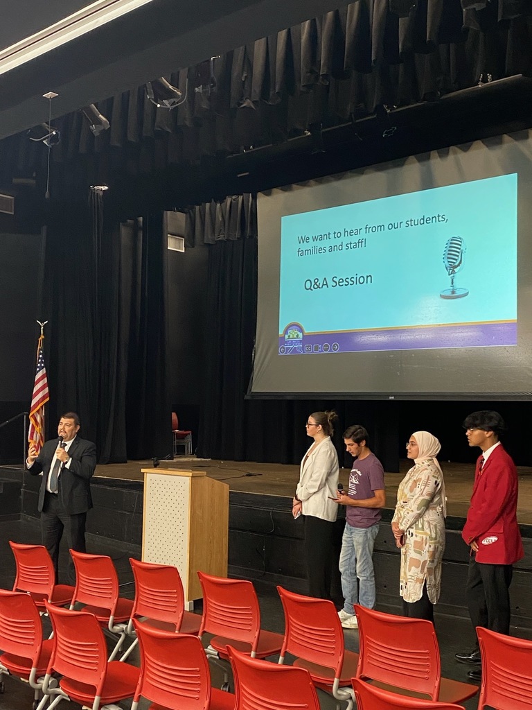 Thank you to the students, families, educators and community members for attending the series of meet-and-greets with Superintendent Ignacio Ruíz. Last night’s meet-and-greet was held at Centennial High School, where student got to ask questions about strategic planning for the district. 